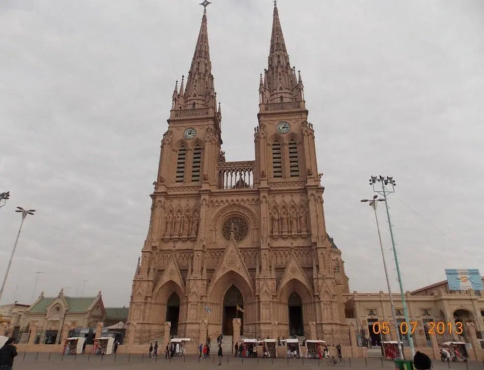 iglesia punta alta - Cómo se llama el párroco de Cerro Colorado