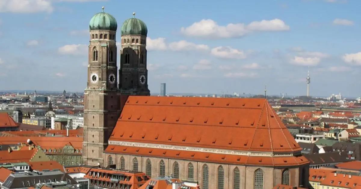 mirador iglesia de san pedro munich - Cómo se llama la catedral de Munich