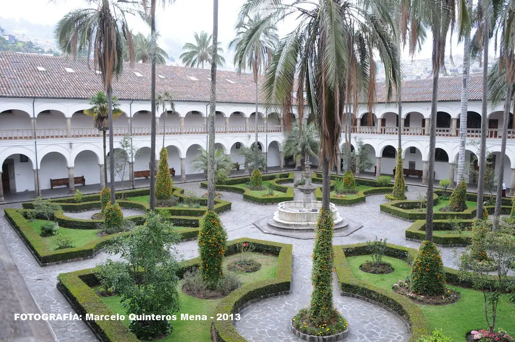 galeria que cerca el patio principal de una iglesia - Cómo se llama la galería que rodea un patio