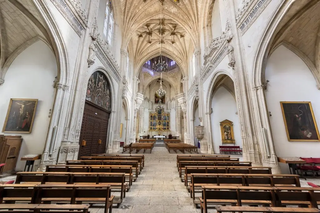 interior iglesia san juan de los reyes toledo - Cómo se llama la Iglesia de los Reyes