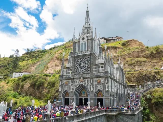 iglesia colombia puente - Cómo se llama la iglesia de Puente Largo