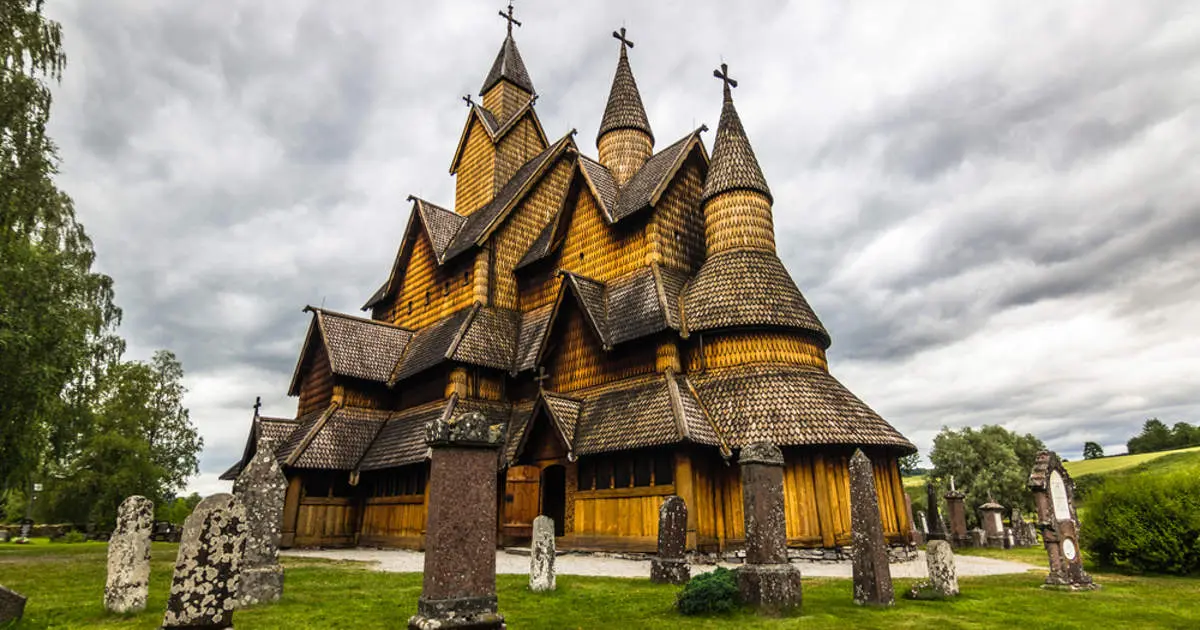 noruega iglesia de madera - Cómo se llaman las iglesias de madera que hicieron los vikingos