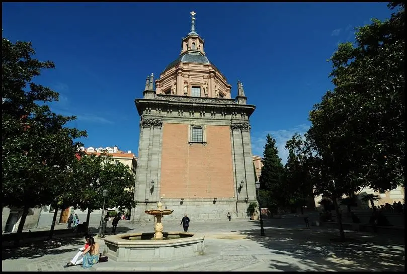 iglesia san andrea - Cómo se llamó el arquitecto que estableció en la iglesia de San Andrés de Mantua el prototipo de iglesia renacentista