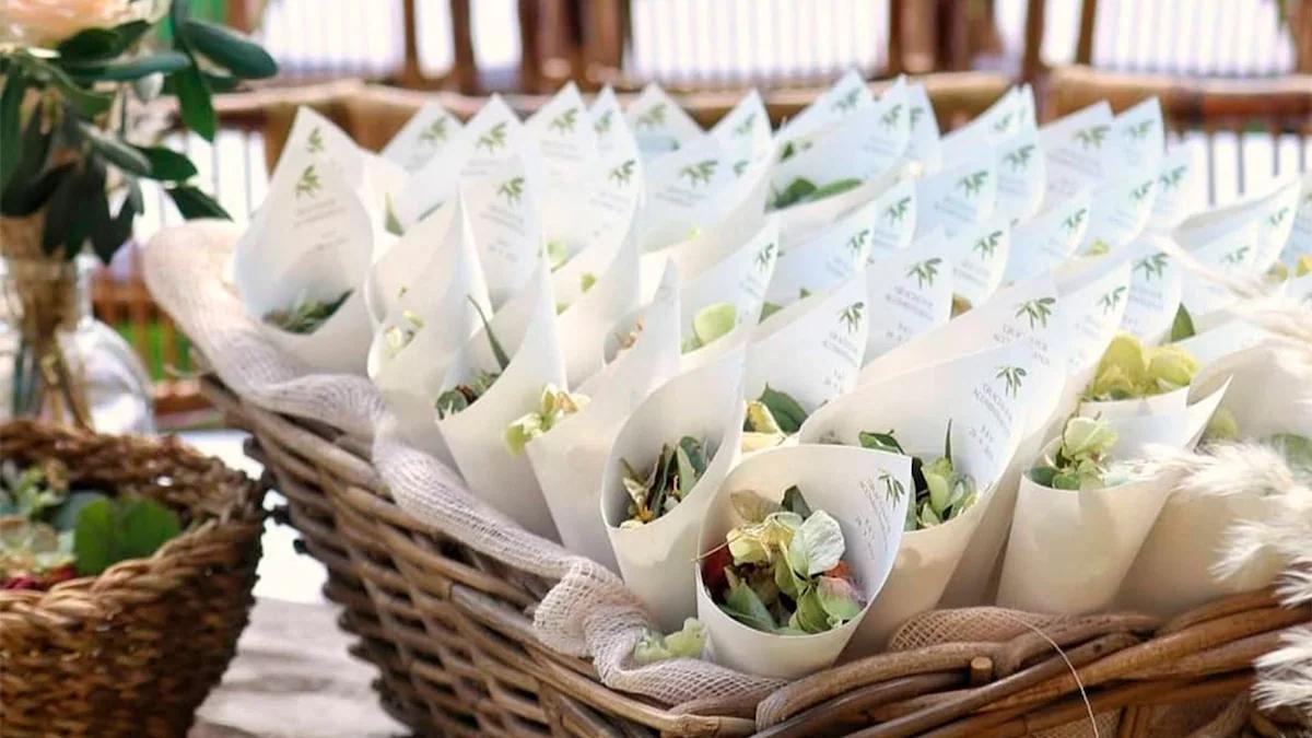 como decorar la iglesia para matrimonio - Cómo se tiran los pétalos en una boda