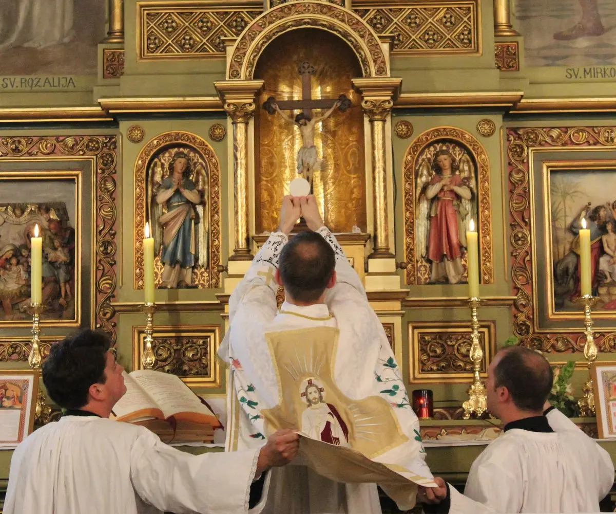 elementos liturgicos para la misa - Cuáles son los elementos sagrados de la Eucaristía