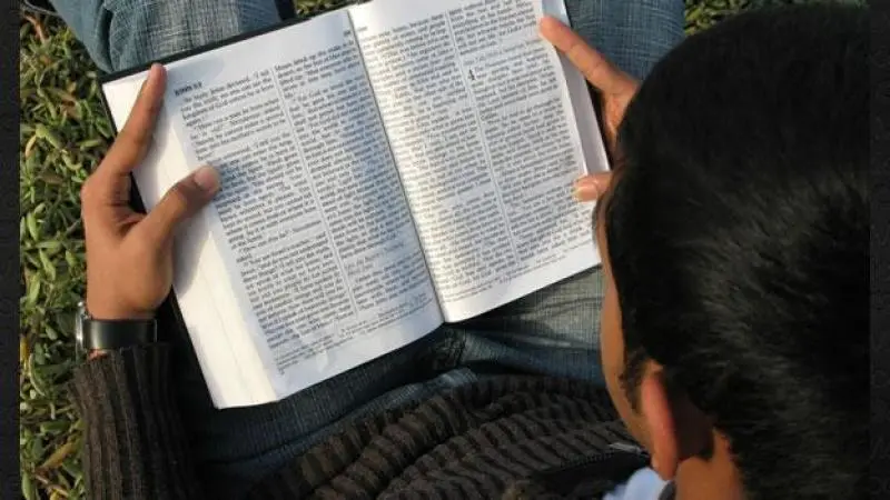 quien puede leer el evangelio en la misa - Cuando el sacerdote lee el Evangelio