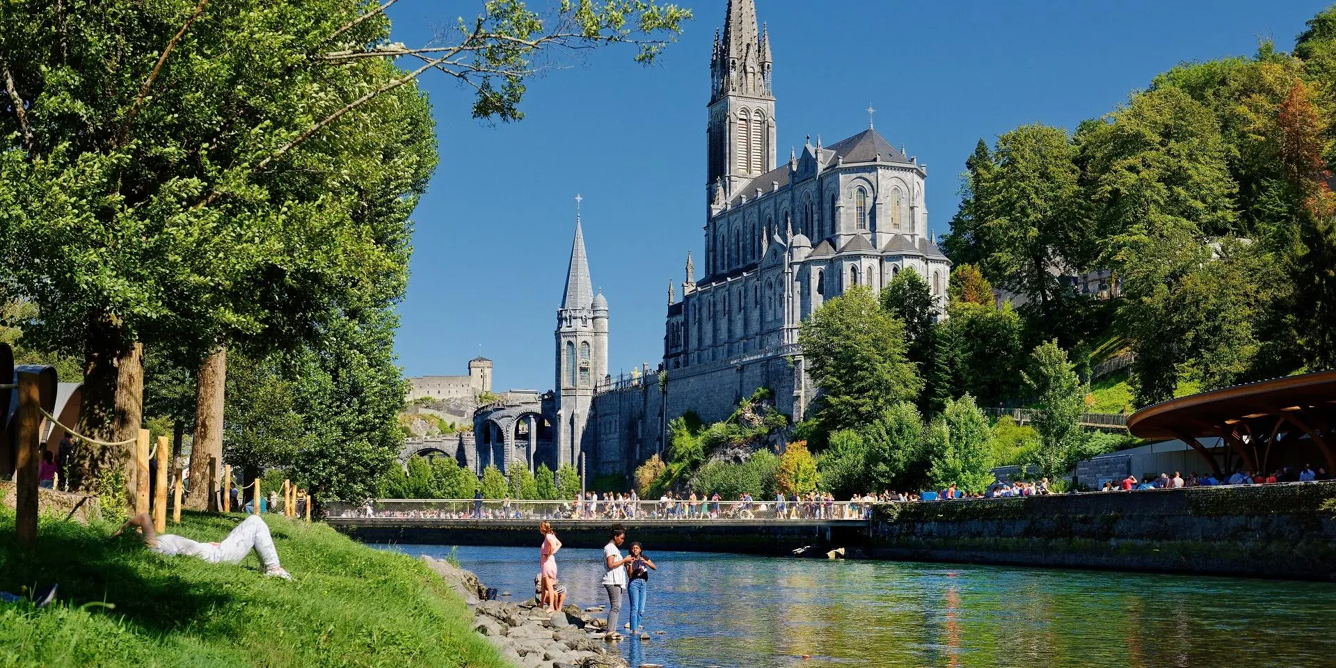 horario de misa en la iglesia de lourdes - Cuántas iglesias hay en Lourdes