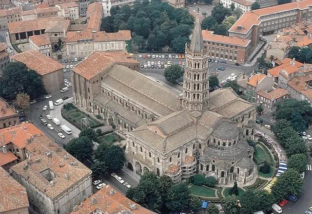 iglesia de san saturnino de toulouse - Cuántas naves tiene la iglesia de San Saturnino de Toulouse