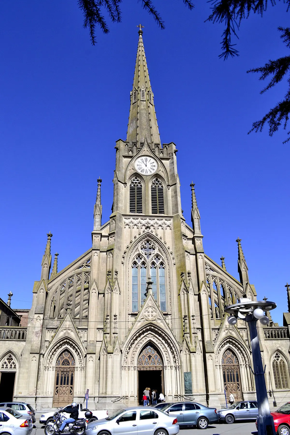 iglesia tandil - Cuántas parroquias tiene la Diocesis de azul