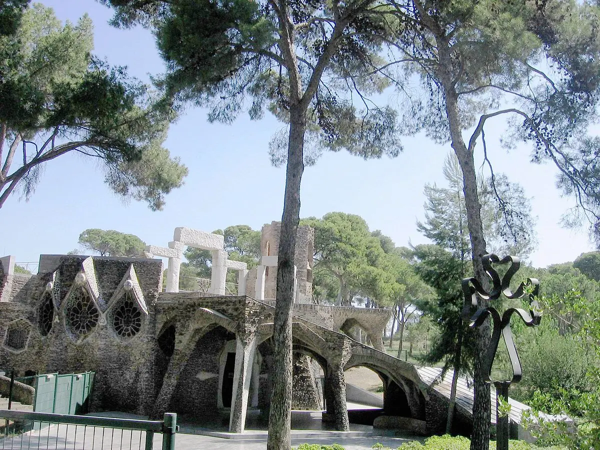 iglesia parque guell - Dónde está enterrado Güell