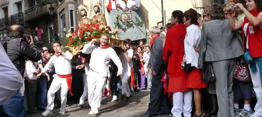 parroquia santos cosme y damian horarios de misa - Dónde se celebra San Cosme y San Damián