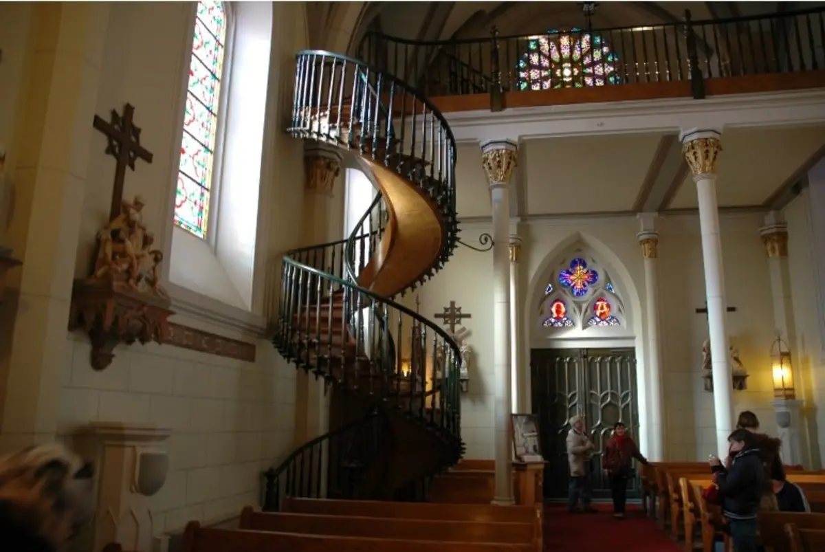 iglesia de la escalera de san jose - Dónde se encuentra la escalera de San José