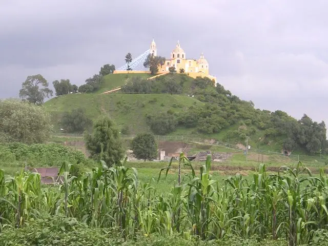 iglesia de cholula - Por qué no descubren la pirámide de Cholula