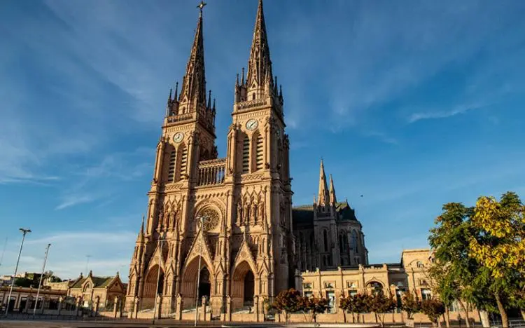 que dias bautizan en la iglesia de lujan - Qué día de la semana se hacen los bautizos