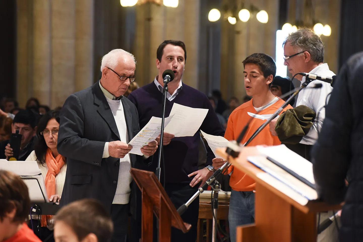 cantando en misa - Qué es la canta Misa