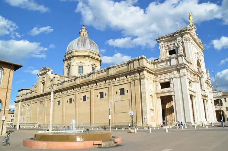 iglesia santa maria de los angeles asis - Qué es la puerta Porciúncula