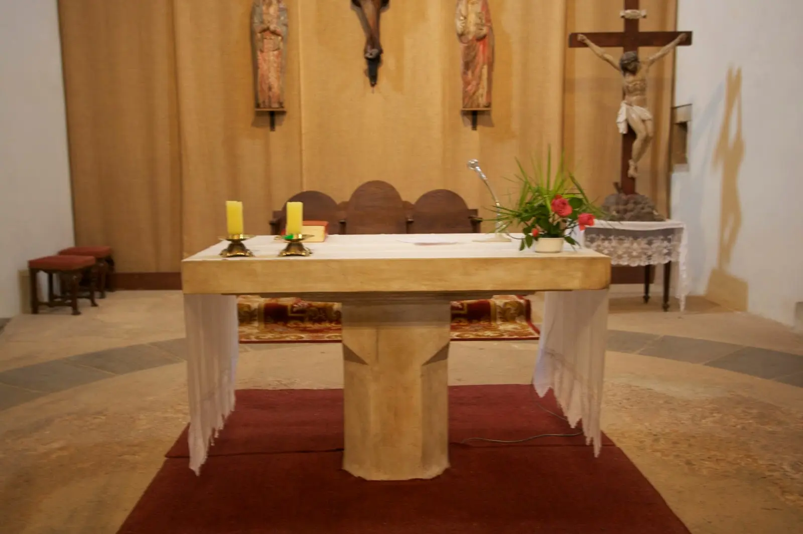 mesa consagrada donde se celebra la misa - Qué es un altar y en qué consiste