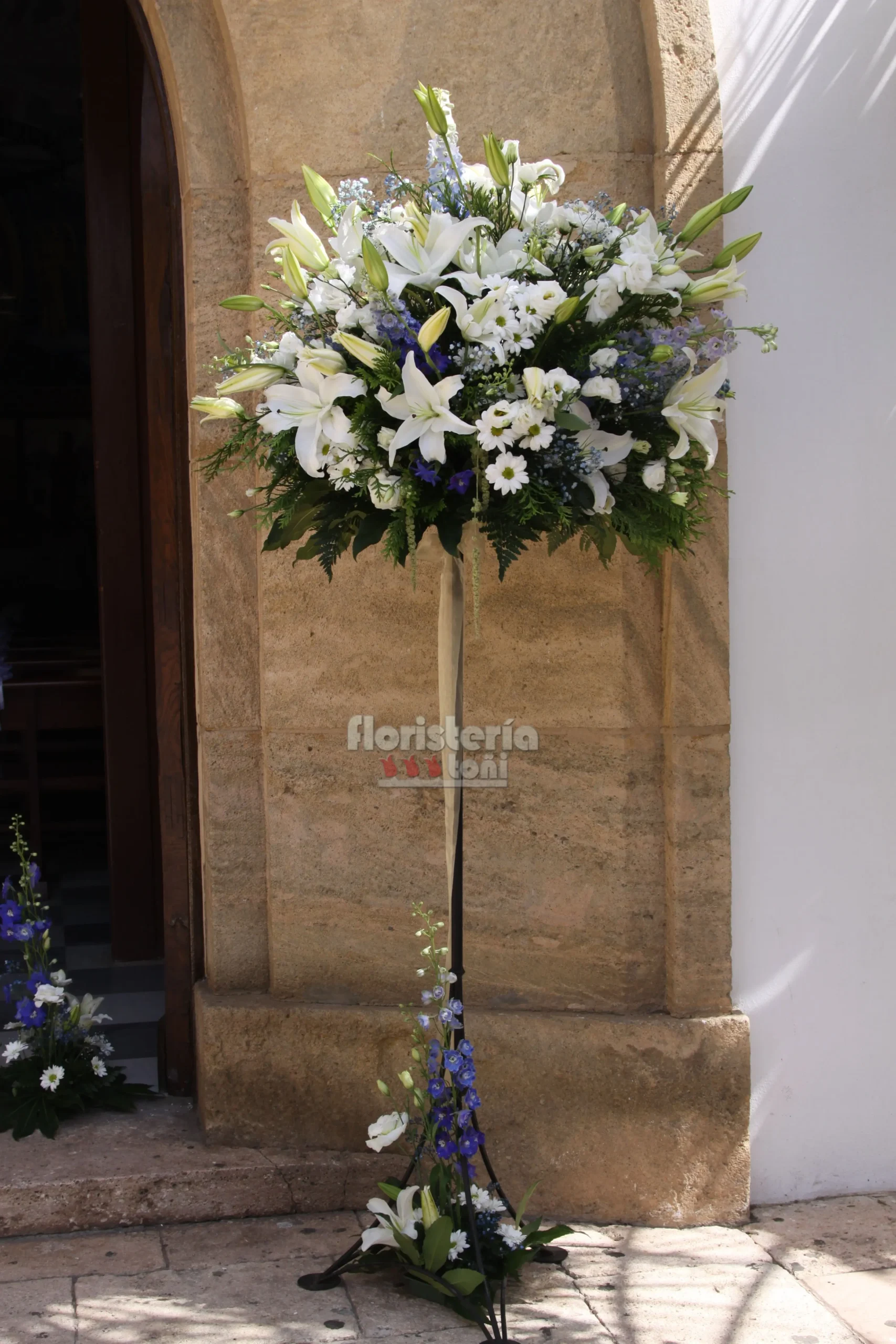 arreglos florales para boda iglesia sencillos - Qué flores se regalan en un matrimonio