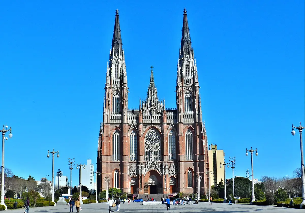 catedral de la plata horarios de misa - Que hay abajo de la Catedral de La Plata