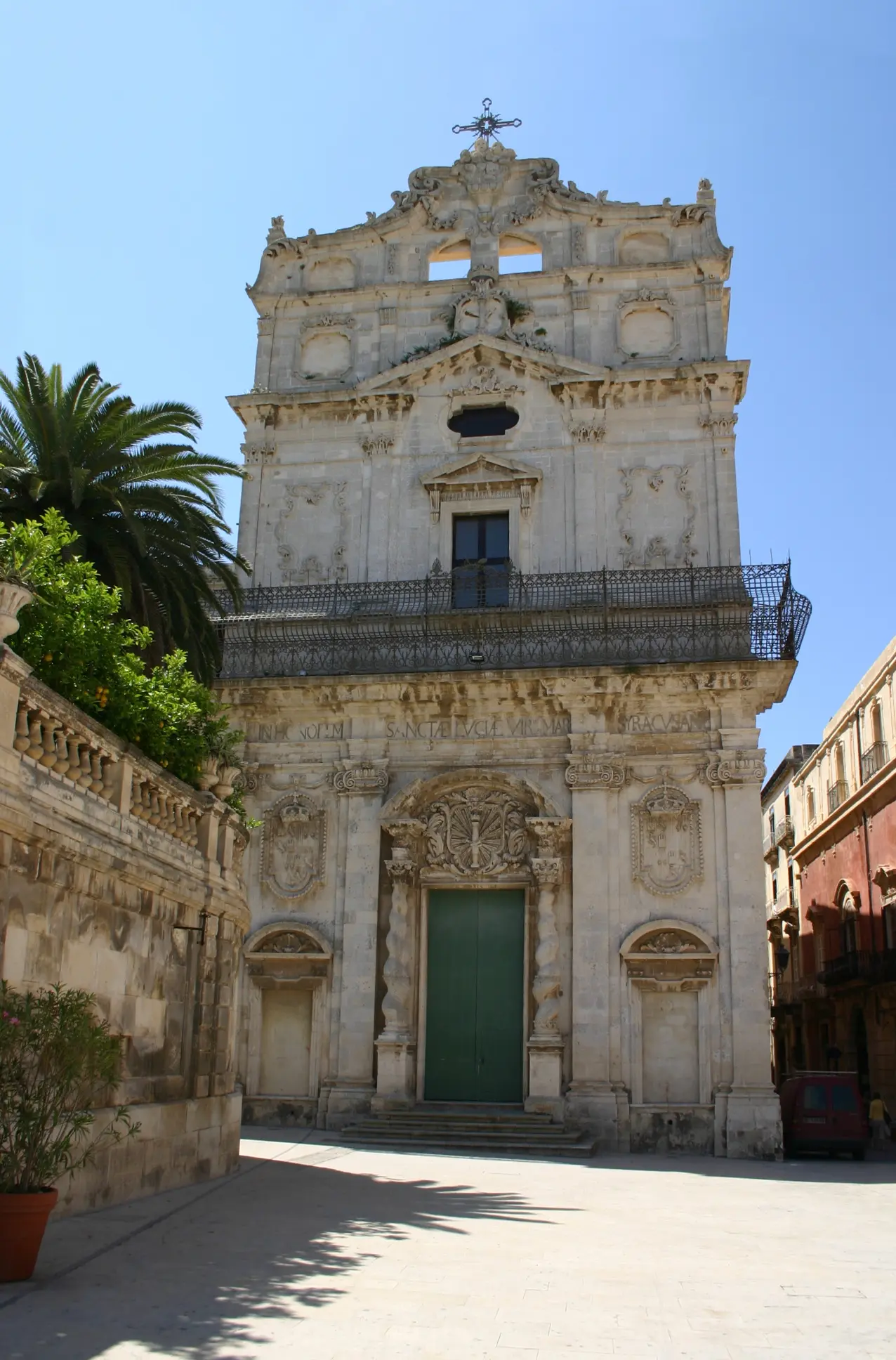 santa lucia iglesia catolica - Qué lleva Santa Lucía en las manos