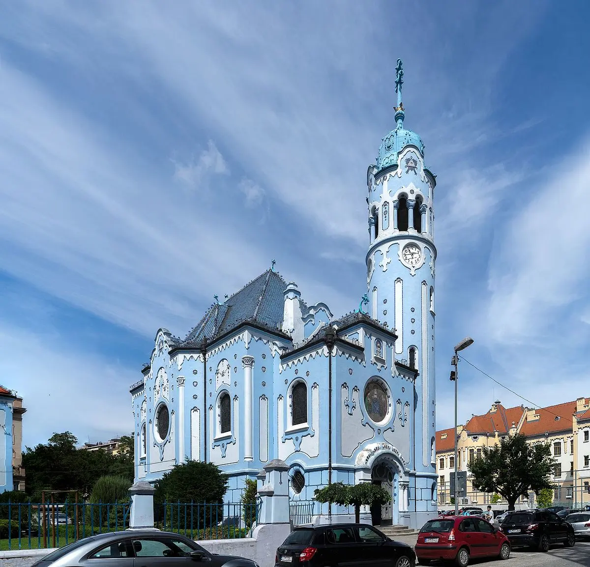 iglesia azul bratislava - Qué país tiene una iglesia azul