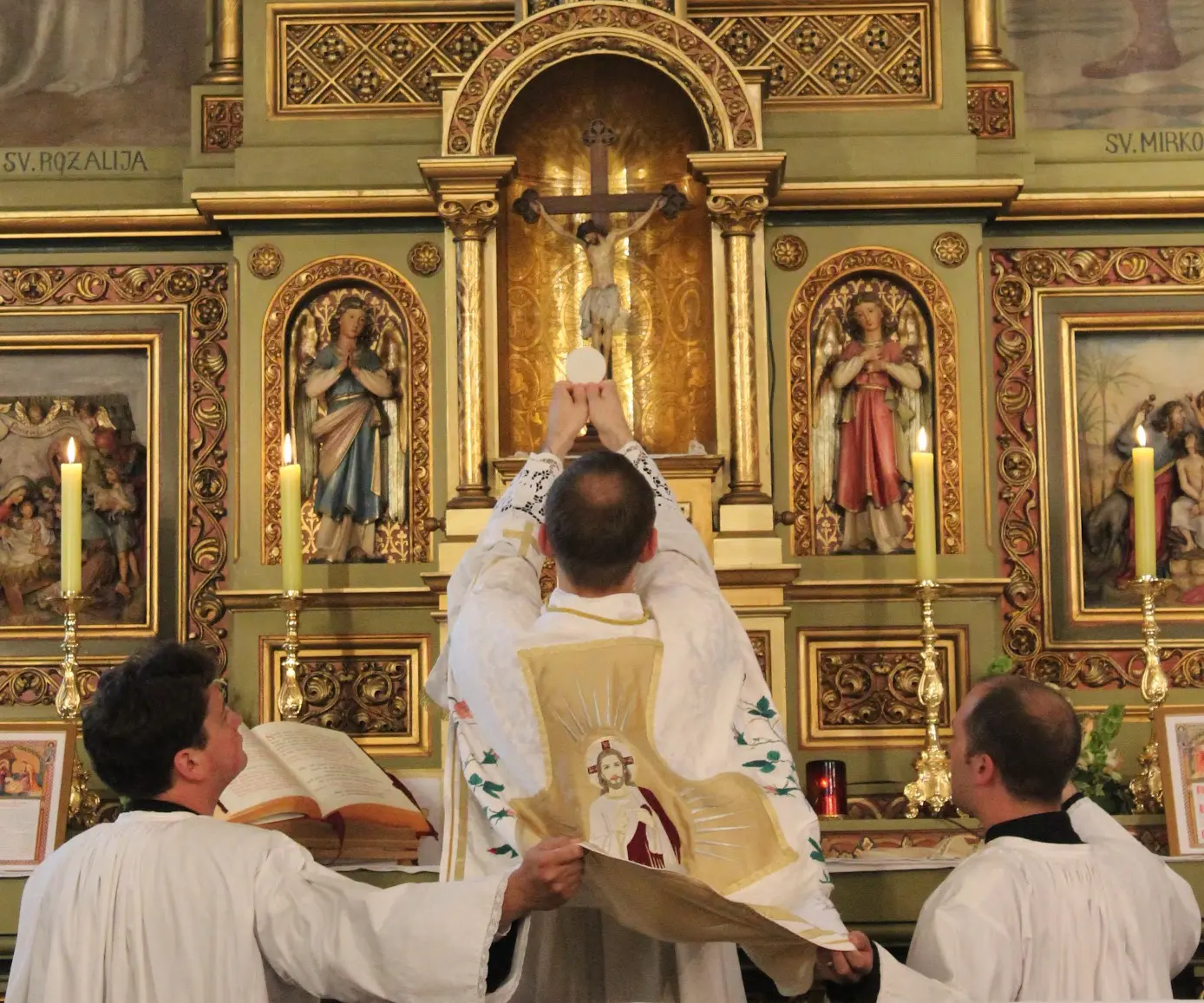 el sacerdote en la misa es el mismo jesucristo - Qué papel juega el sacerdote en la celebración de la Eucaristía