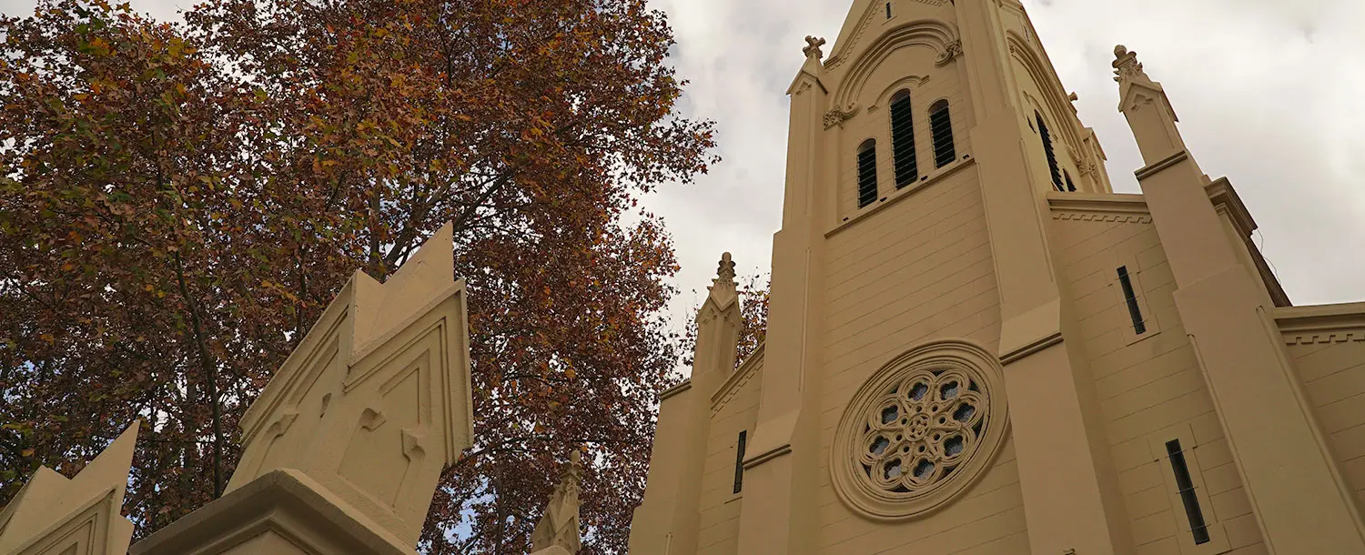 iglesia santa clara de asis villa crespo - Que tiene en la mano Santa Clara de Asís