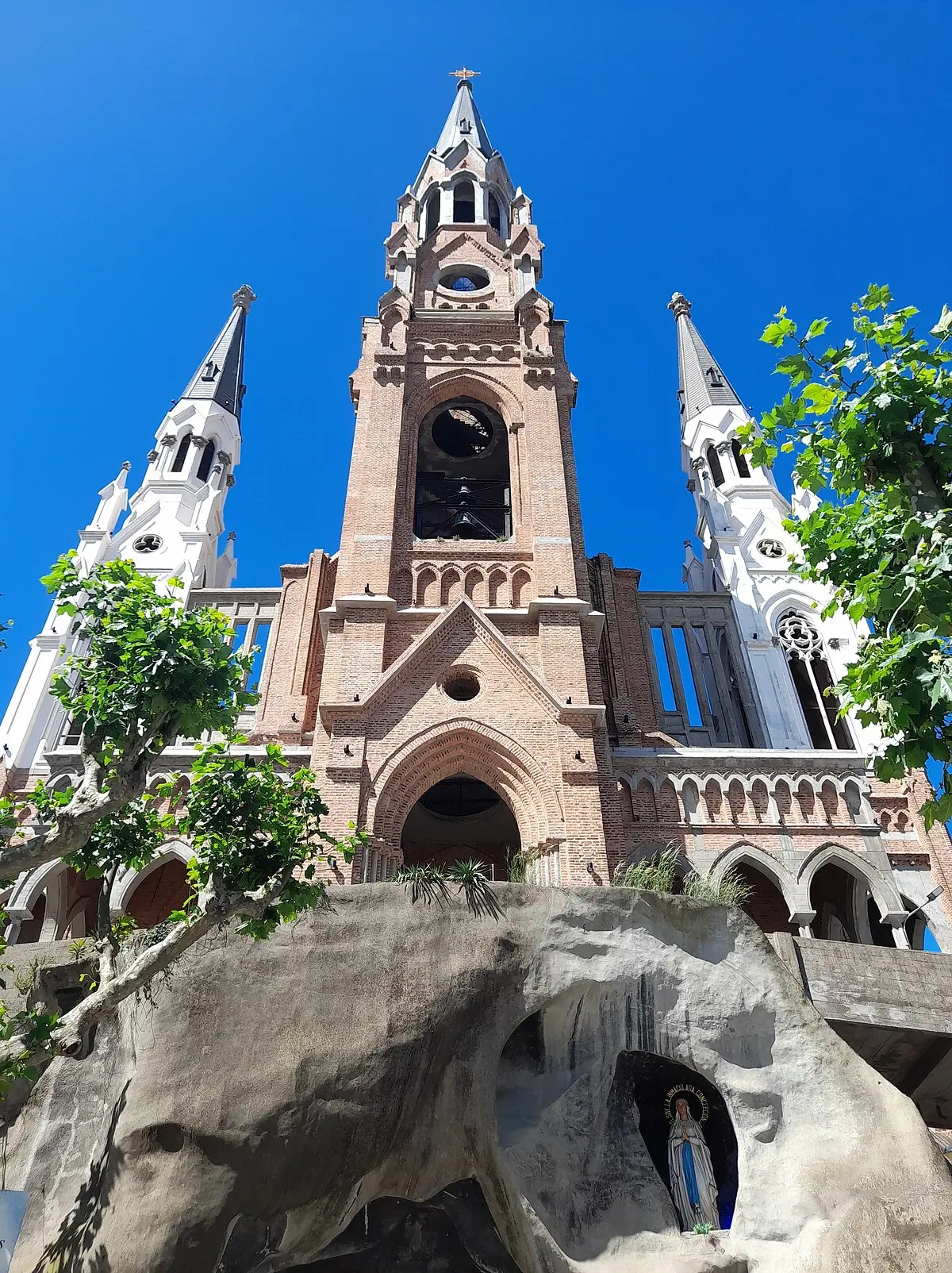 iglesia de lourdes santos lugares como llegar - Qué tren me lleva a Santos Lugares