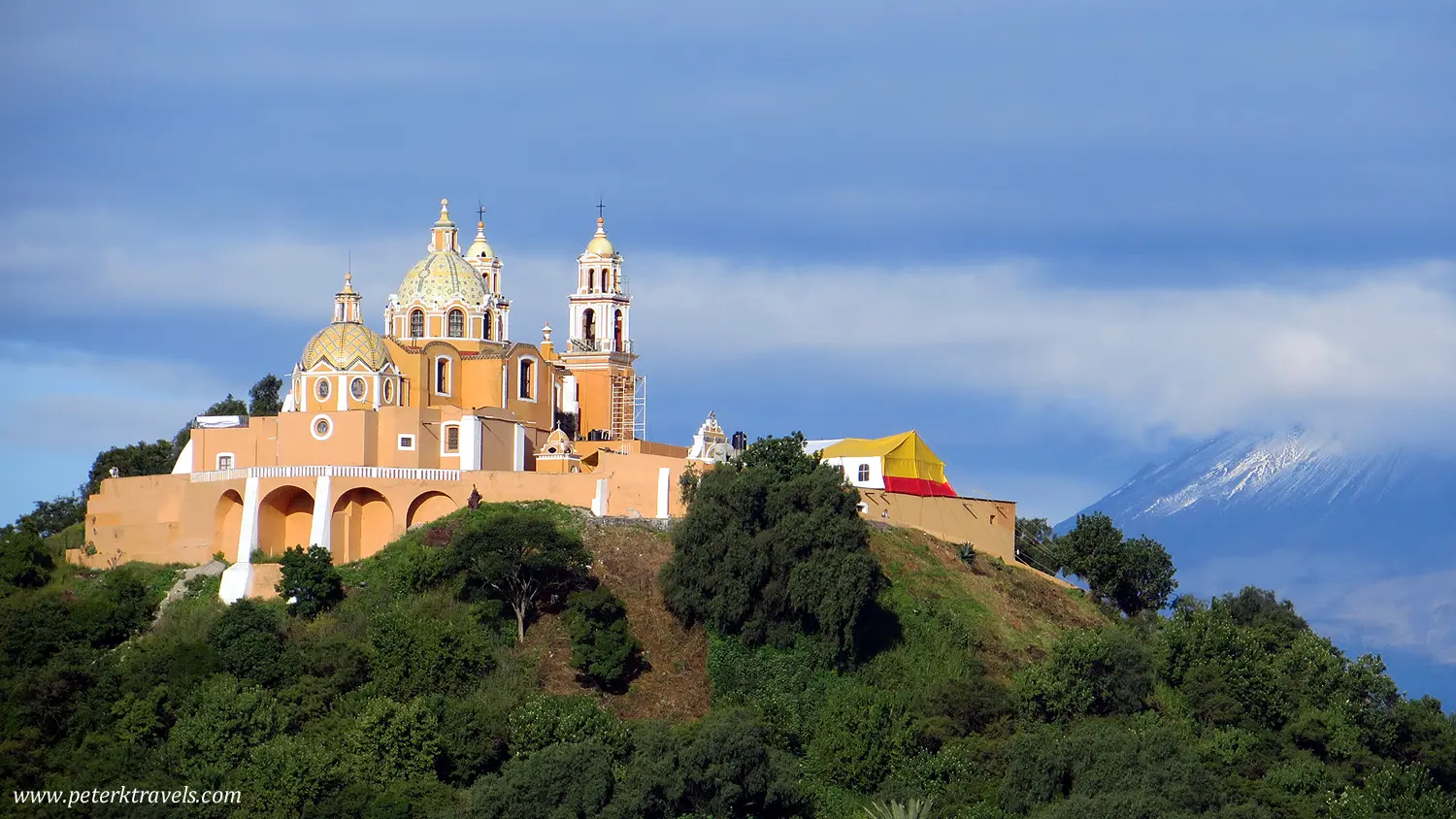 cholula iglesia de los remedios - Quién construyó la iglesia de Cholula