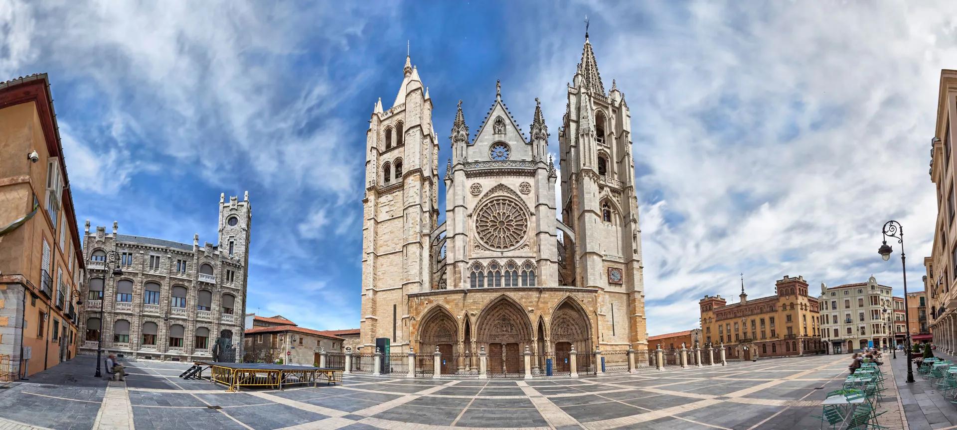 iglesia de leon españa - Quién está enterrado en la Catedral de León