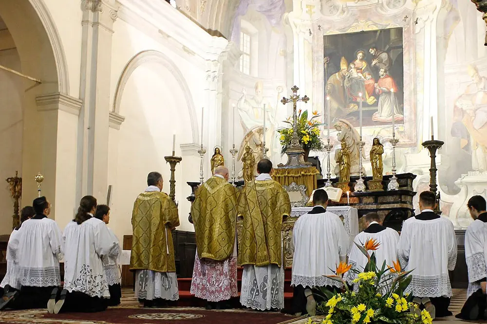 acolitos en misa - Quién puede ser un acólito