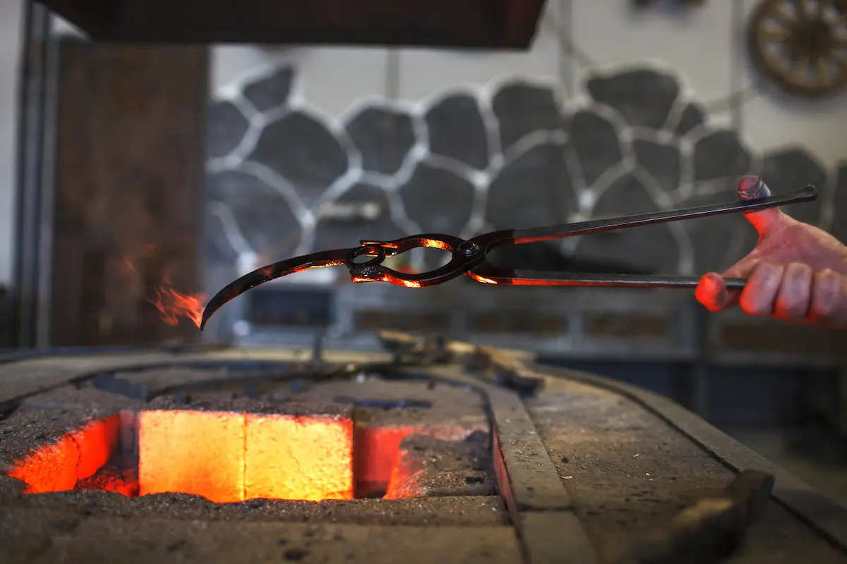 carbon encendido en la boca biblia - Quién tomo un carbón encendido del altar en el templo para limpiar los labios de Israel